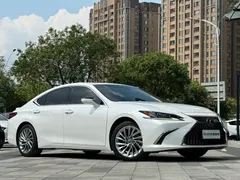 2020 Lexus ES 300h Executive, белый — фото 3