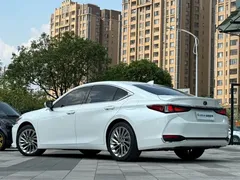 2020 Lexus ES 300h Executive, белый — фото 4