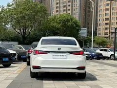 2020 Lexus ES 300h Executive, белый — фото 5