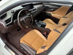 2020 Lexus ES 300h Executive, белый — фото 10