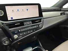 2022 Lexus ES 300h Excellence, белый — фото 12