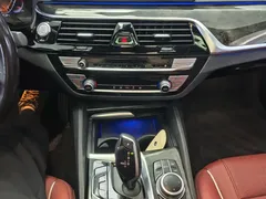 2022 BMW 5 Series 525Li M Sport Package, белый — фото 8