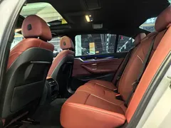 2022 BMW 5 Series 525Li M Sport Package, белый — фото 11