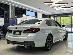 2022 BMW 5 Series 525Li M Sport Package, белый — фото 13