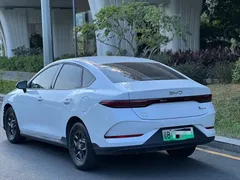 2025 BYD Qin PLUS DM-i PHEV Smart Driving 55km Leading, белый — фото 4