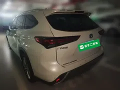 2022 Toyota Highlander Hybrid 2.5L 4WD Premium 7-seat, белый — фото 4