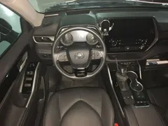 2022 Toyota Highlander Hybrid 2.5L 4WD Premium 7-seat, белый — фото 11