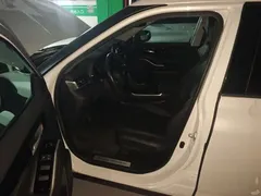 2022 Toyota Highlander Hybrid 2.5L 4WD Premium 7-seat, белый — фото 16