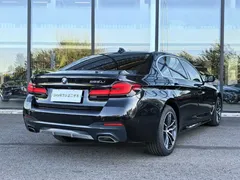 2022 BMW 5 Series 525Li M Sport Package, чёрный — фото 3