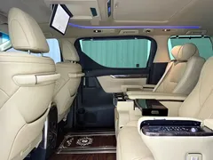 2023 Toyota Alphard 2.5L Hybrid Premium Gold, белый — фото 11