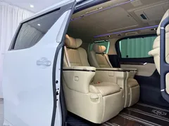 2023 Toyota Alphard 2.5L Hybrid Premium Gold, белый — фото 14