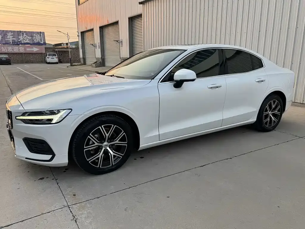 2023 Volvo S60 B4 Luxury