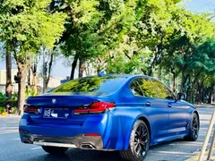 2022 BMW 5 Series 540i Fashion M Sport Package, синий — фото 9
