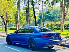 2022 BMW 5 Series 540i Fashion M Sport Package, синий — фото 10