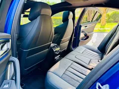 2022 BMW 5 Series 540i Fashion M Sport Package, синий — фото 16