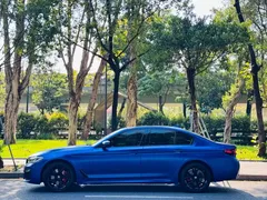 2022 BMW 5 Series 540i Fashion M Sport Package, синий — фото 23