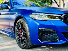 2022 BMW 5 Series 540i Fashion M Sport Package, синий — фото 24