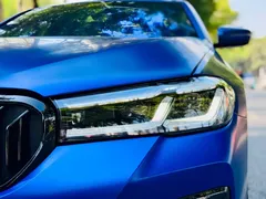2022 BMW 5 Series 540i Fashion M Sport Package, синий — фото 25