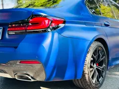 2022 BMW 5 Series 540i Fashion M Sport Package, синий — фото 26