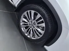 2023 Toyota Highlander 2.5L Hybrid 4WD Premium 7-seat, белый — фото 6