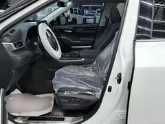 2023 Toyota Highlander 2.5L Hybrid 4WD Premium 7-seat, белый — фото 8