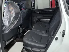 2023 Toyota Highlander 2.5L Hybrid 4WD Premium 7-seat, белый — фото 10