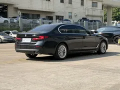 2022 BMW 5 Series 525Li Luxury Package, чёрный — фото 4