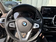 2022 BMW 5 Series 525Li Luxury Package, чёрный — фото 14