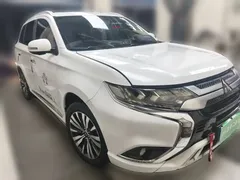 2021 Mitsubishi Outlander 2.4L 4WD 7-seat, белый — фото 3
