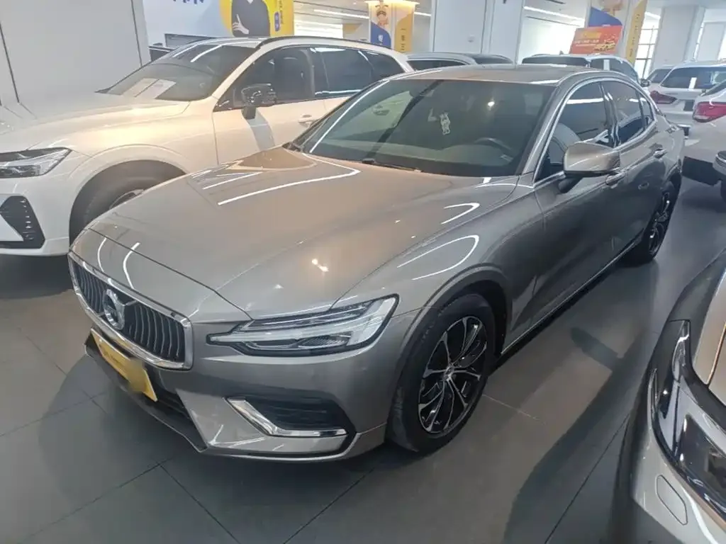 2022 Volvo S60 B4 Luxury