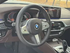 2023 BMW 5 Series 530Li Leading M Sport Package, белый — фото 4