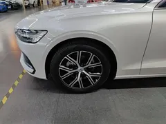 2023 Volvo S60 B4 Luxury, белый — фото 23
