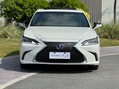 2020 Lexus ES 300h Excellence, белый — фото 2