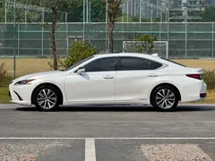 2020 Lexus ES 300h Excellence, белый — фото 3