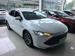 2024 BYD Qin PLUS Honor DM-i PHEV 55km Leading, белый — фото 4