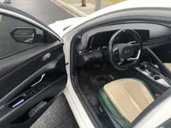 2021 Hyundai Elantra 1.5L CVT LUX Premium, белый — фото 12