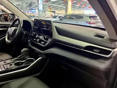 2022 Toyota Highlander Hybrid 2.5L 4WD Premium 7-seat, белый — фото 10