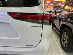 2022 Toyota Highlander Hybrid 2.5L 4WD Premium 7-seat, белый — фото 15