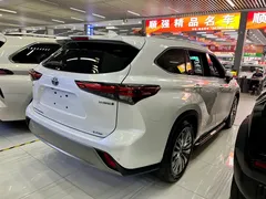 2022 Toyota Highlander Hybrid 2.5L 4WD Premium 7-seat, белый — фото 17