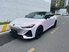 2022 Changan UNI-V 1.5T Premium — фото 1