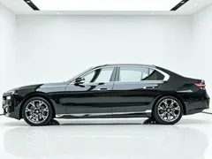 2023 BMW 7 Series 735Li Luxury Package, чёрный — фото 3