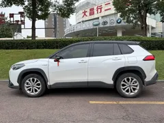 2023 Toyota Frontlander 2.0L Hybrid Leading, белый — фото 3