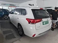 2021 Mitsubishi Outlander 2.4L 4WD 5-seat, белый — фото 5