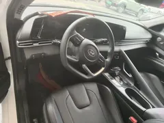 2021 Hyundai Elantra 1.5L CVT LUX Premium, белый — фото 4