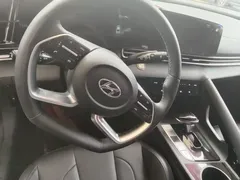 2021 Hyundai Elantra 1.5L CVT LUX Premium, белый — фото 7