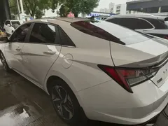 2021 Hyundai Elantra 1.5L CVT LUX Premium, белый — фото 10
