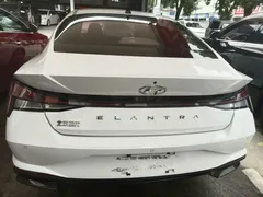 2021 Hyundai Elantra 1.5L CVT LUX Premium, белый — фото 12
