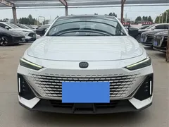 2022 Changan UNI-V 1.5T Premium, белый — фото 2