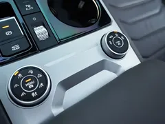 2021 Volkswagen Touareg 3.0TSI Black Sport Package, белый — фото 8