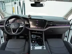 2021 Volkswagen Touareg 3.0TSI Black Sport Package, белый — фото 10